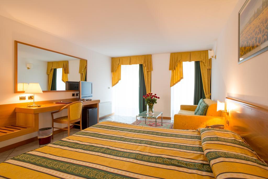 Hotel Capri Bardolino 3S Oda fotoğraf